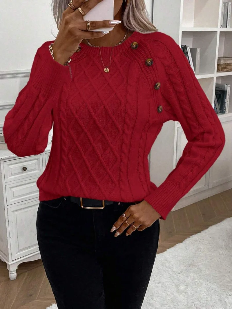 Clara – Pullover mit Knopfdetails und Zopfmuster
