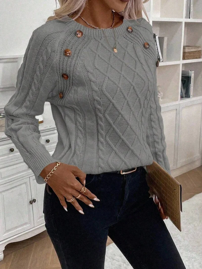 Clara – Pullover mit Knopfdetails und Zopfmuster