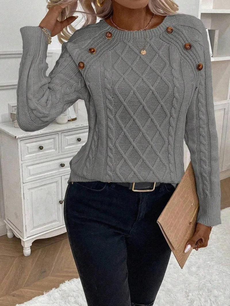 Clara – Pullover mit Knopfdetails und Zopfmuster