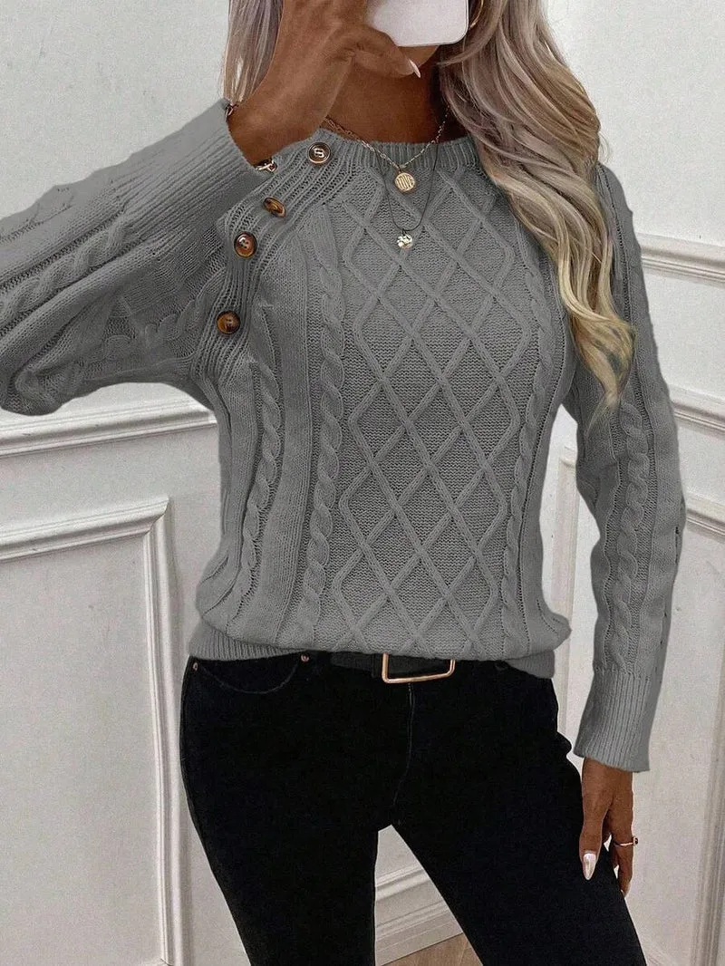 Clara – Pullover mit Knopfdetails und Zopfmuster