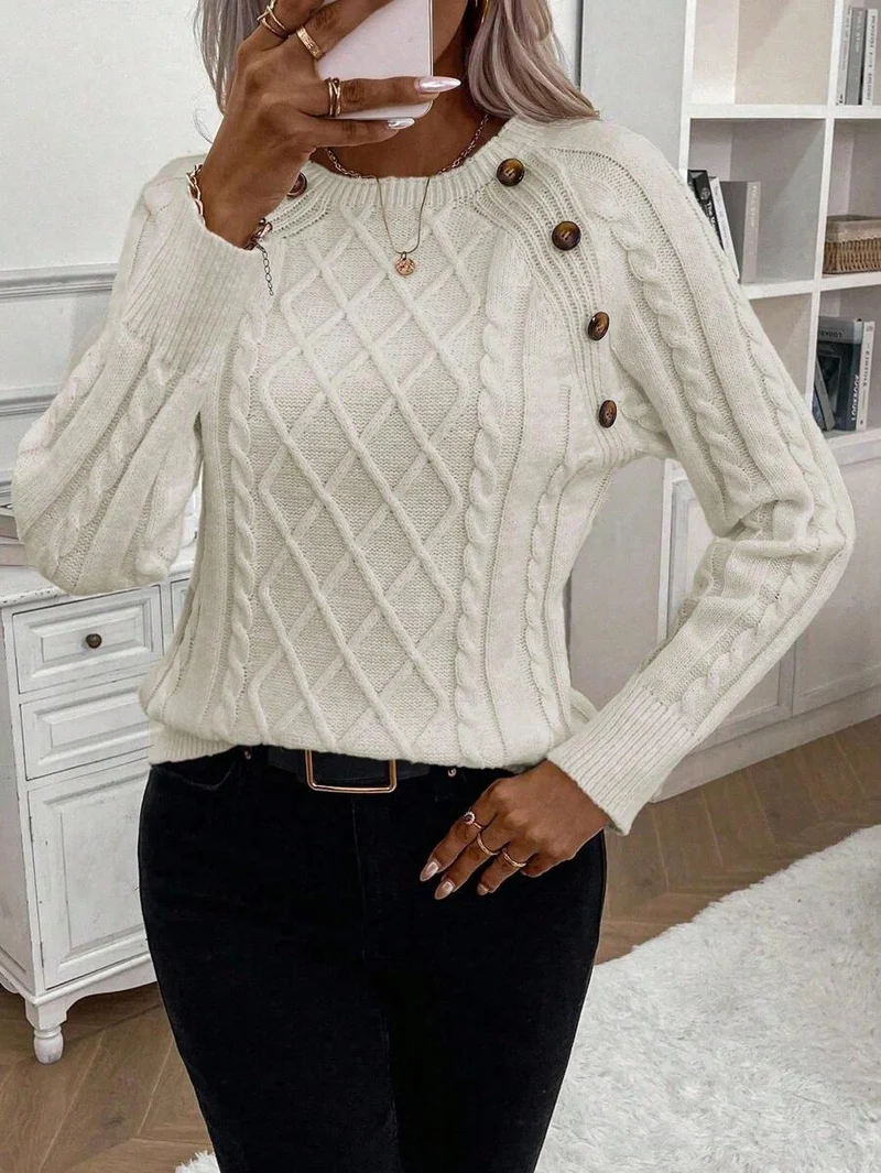 Clara – Pullover mit Knopfdetails und Zopfmuster