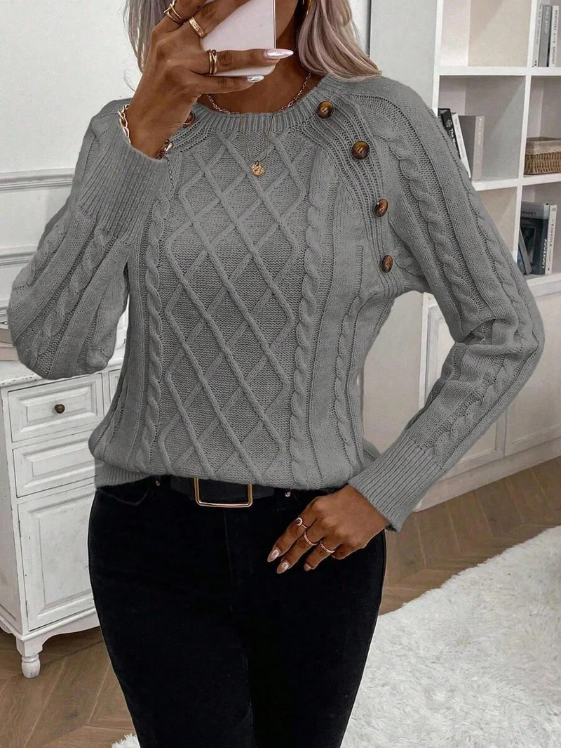 Clara – Pullover mit Knopfdetails und Zopfmuster