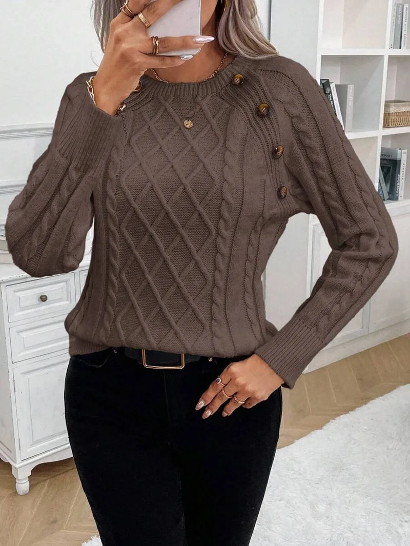 Clara – Pullover mit Knopfdetails und Zopfmuster