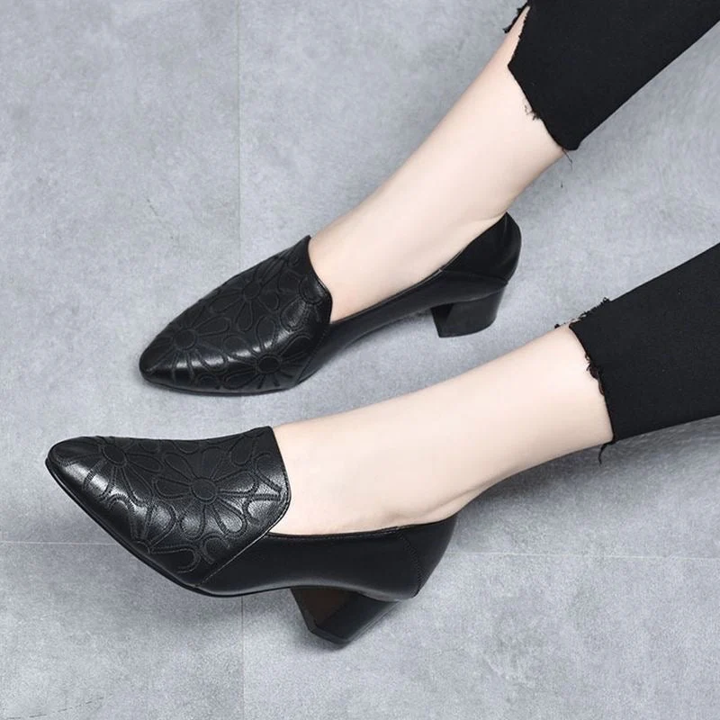 Tonette - Weiche vegane Leder Pumps mit Stickerei