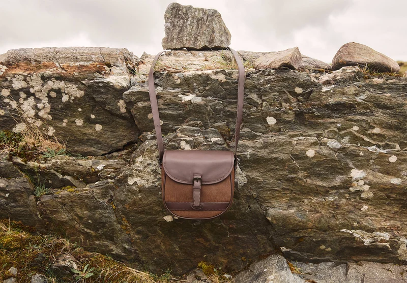 Clara Satteltasche - Walnut