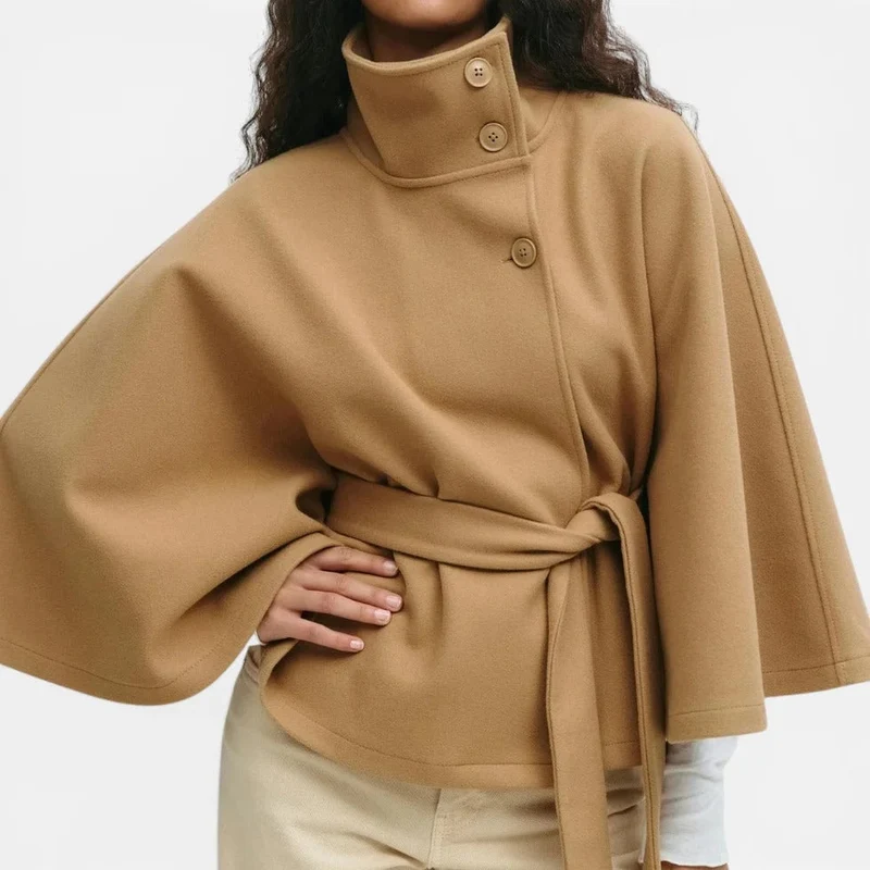 Cape Jacke mit Bindegürtel und Stehkragen