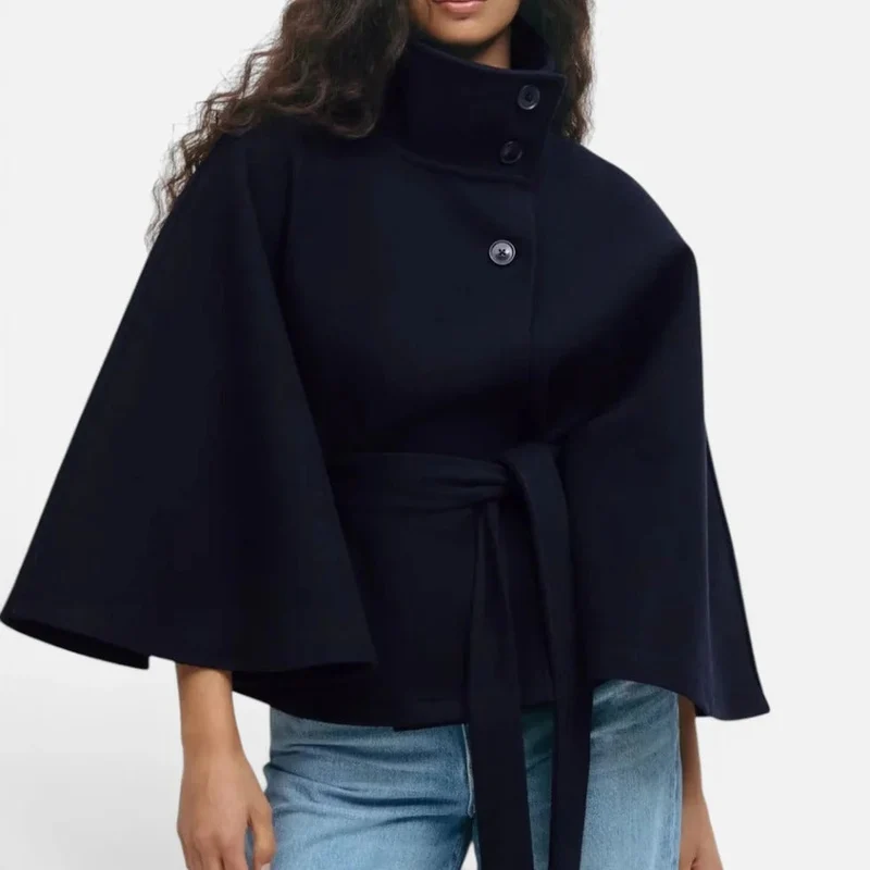 Cape Jacke mit Bindegürtel und Stehkragen