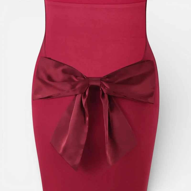 Langes Abendkleid mit Herzausschnitt und Schleife