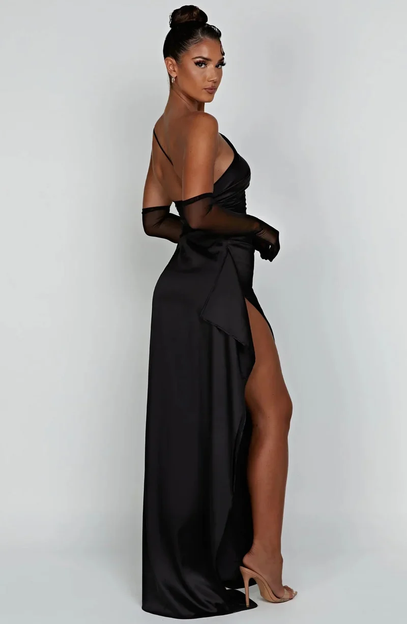 Asymmetrisches Satin-Abendkleid mit hohem Beinschlitz und Falten