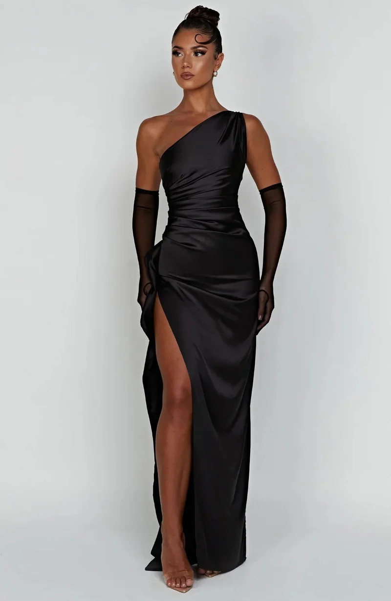 Asymmetrisches Satin-Abendkleid mit hohem Beinschlitz und Falten