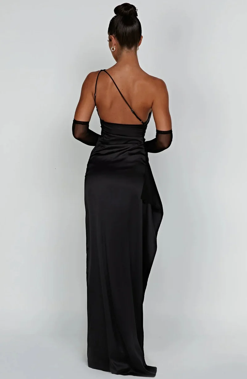 Asymmetrisches Satin-Abendkleid mit hohem Beinschlitz und Falten