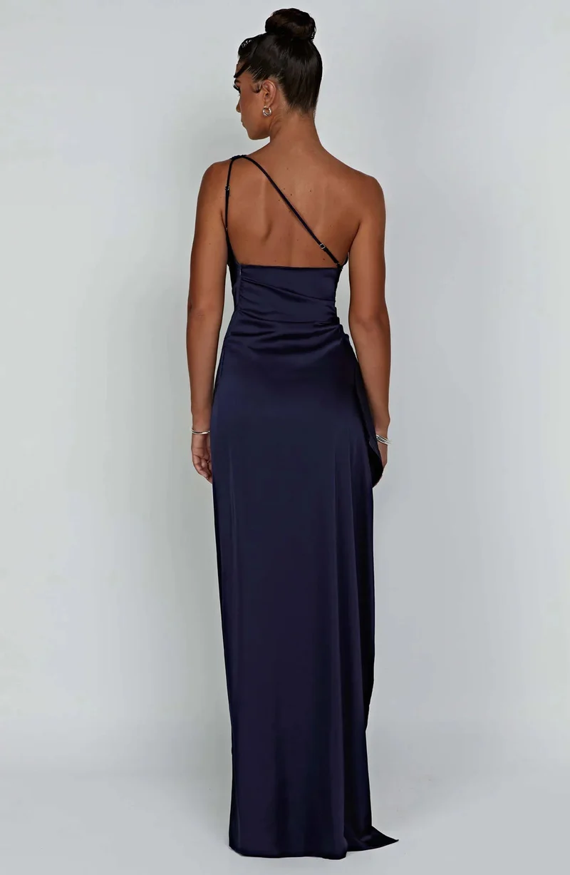 Asymmetrisches Satin-Abendkleid mit hohem Beinschlitz und Falten