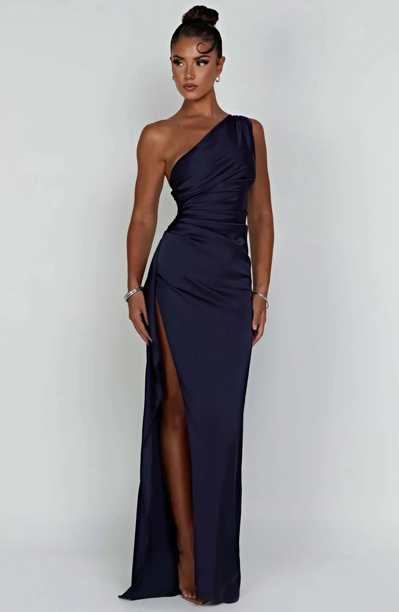 Asymmetrisches Satin-Abendkleid mit hohem Beinschlitz und Falten