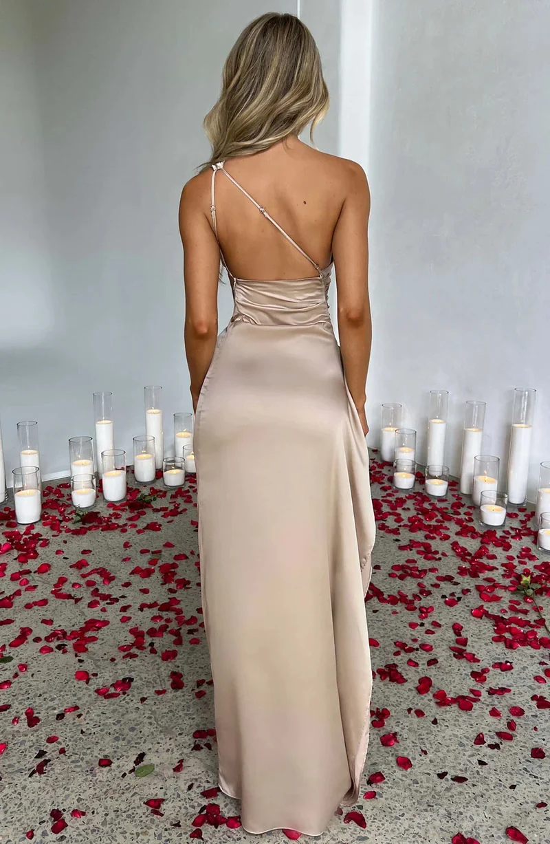 Asymmetrisches Satin-Abendkleid mit hohem Beinschlitz und Falten