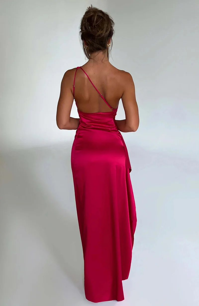 Asymmetrisches Satin-Abendkleid mit hohem Beinschlitz und Falten