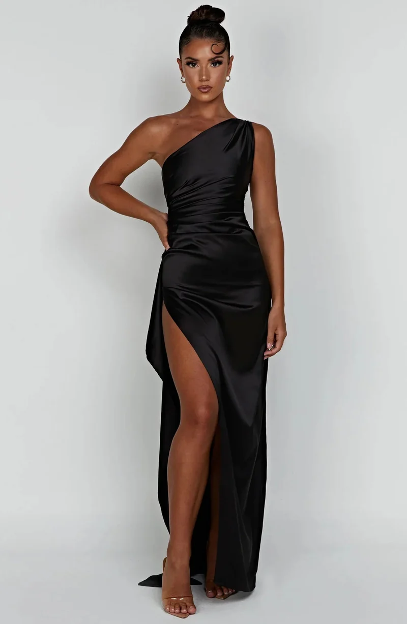 Asymmetrisches Satin-Abendkleid mit hohem Beinschlitz und Falten