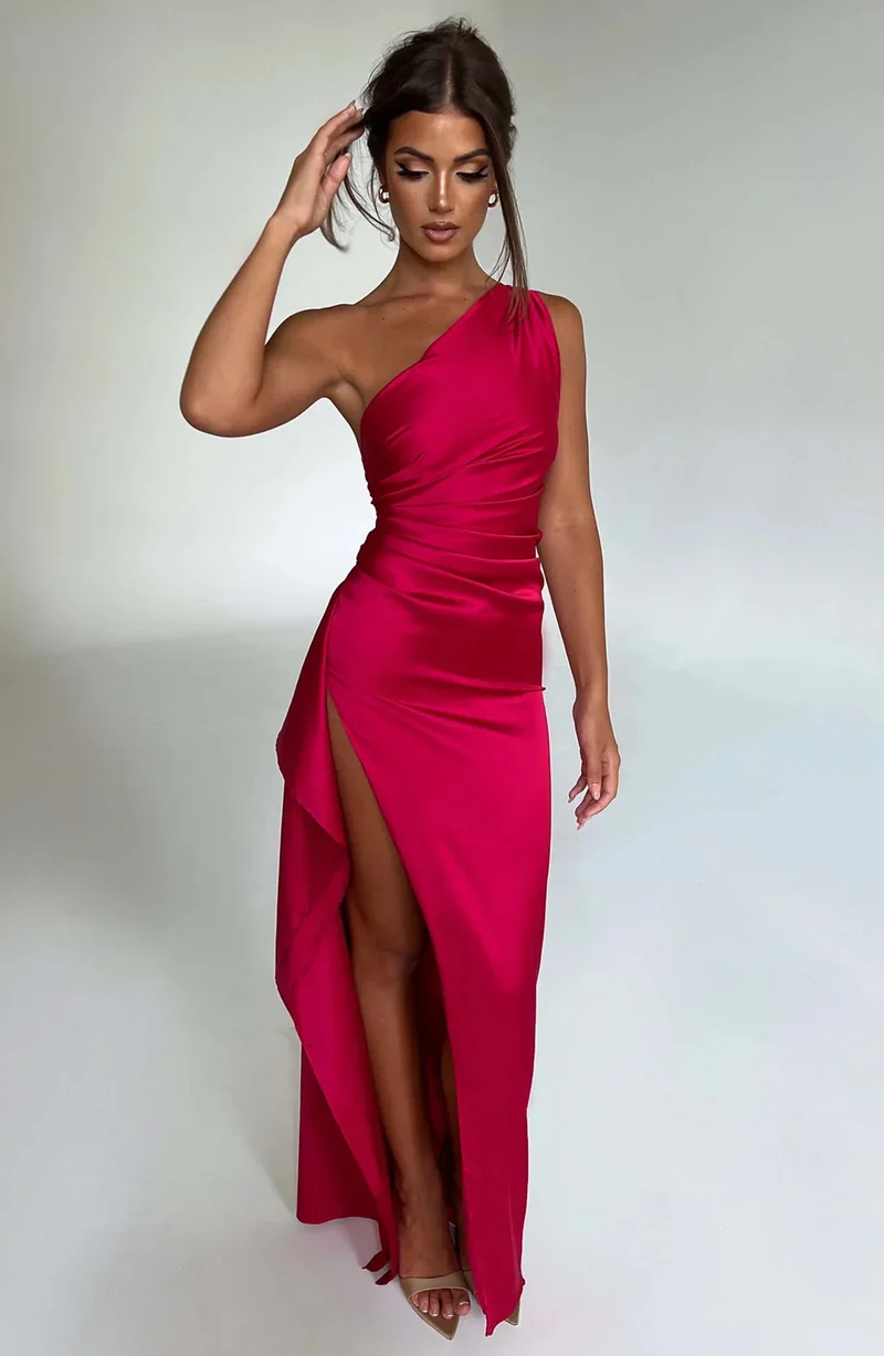 Asymmetrisches Satin-Abendkleid mit hohem Beinschlitz und Falten