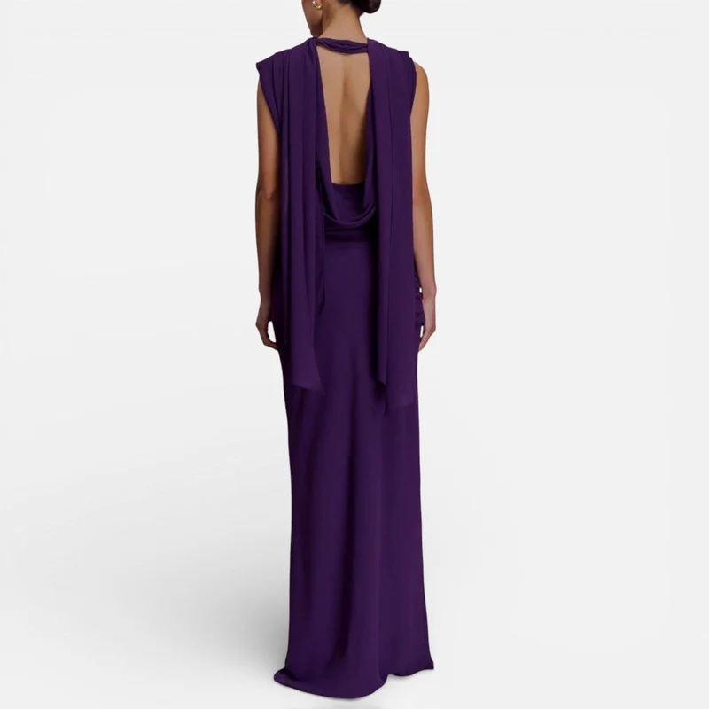 Langes Abendkleid mit tiefem Rückenausschnitt und Drapierung