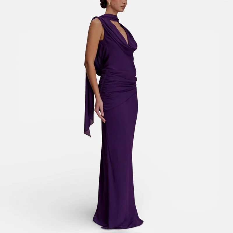 Langes Abendkleid mit tiefem Rückenausschnitt und Drapierung