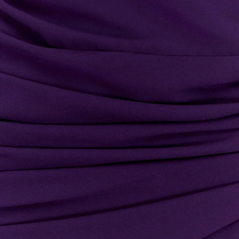 Langes Abendkleid mit tiefem Rückenausschnitt und Drapierung