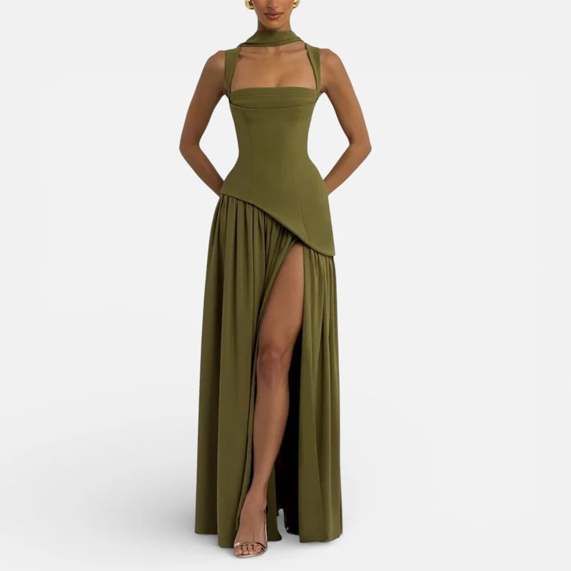 Langes Kleid mit asymmetrischem Oberteil und Schlitz
