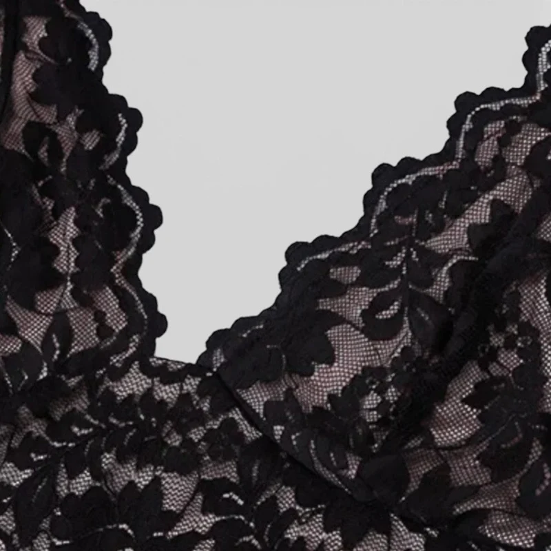 Langes Spitzenkleid mit Neckholder und Rückenschlitz