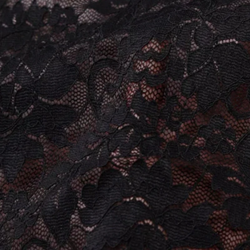 Langes Spitzenkleid mit Neckholder und Rückenschlitz