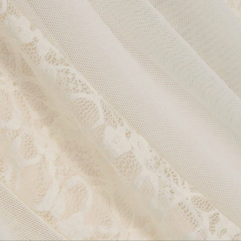 Langes Spitzenkleid mit Neckholder und ausgestelltem Saum