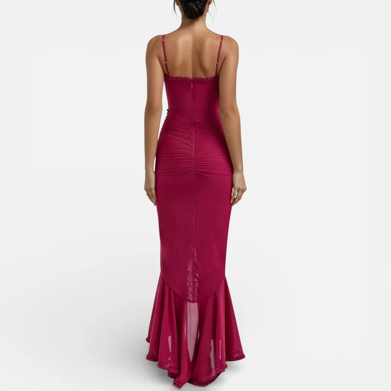 Langes Kleid mit Rüschen und schmalen Trägern