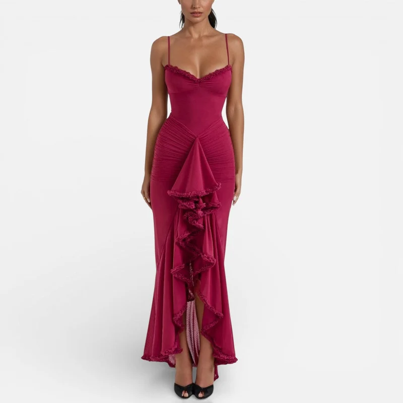 Langes Kleid mit Rüschen und schmalen Trägern