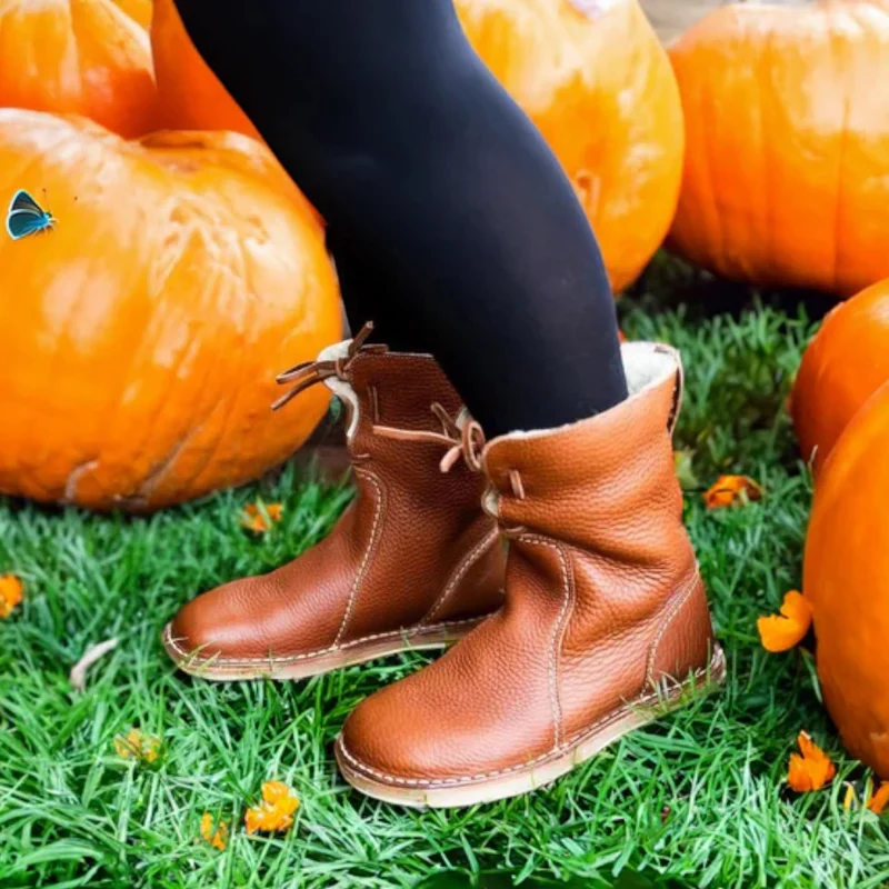 Gefütterte Damenstiefel mit Schnürung und Umschlag