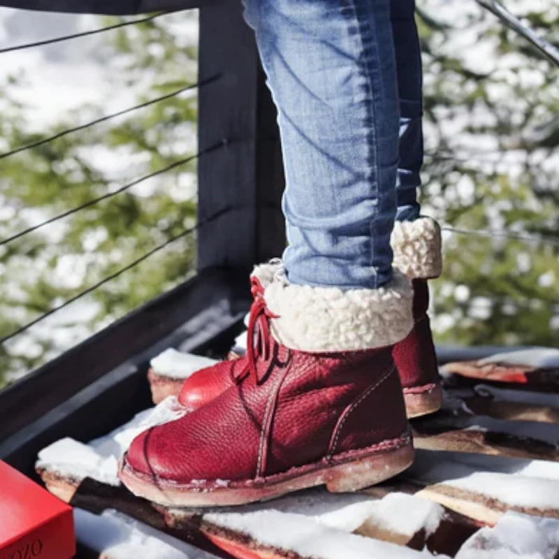 Gefütterte Damenstiefel mit Schnürung und Umschlag
