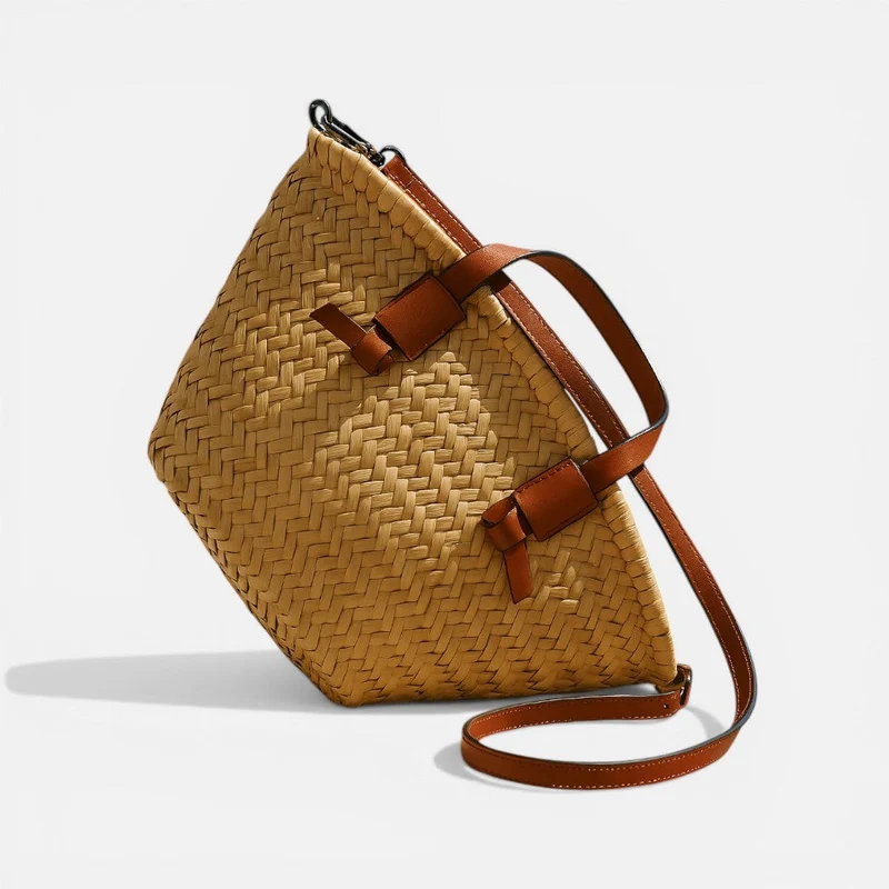 Geflochtene Handtasche mit Schulterriemen