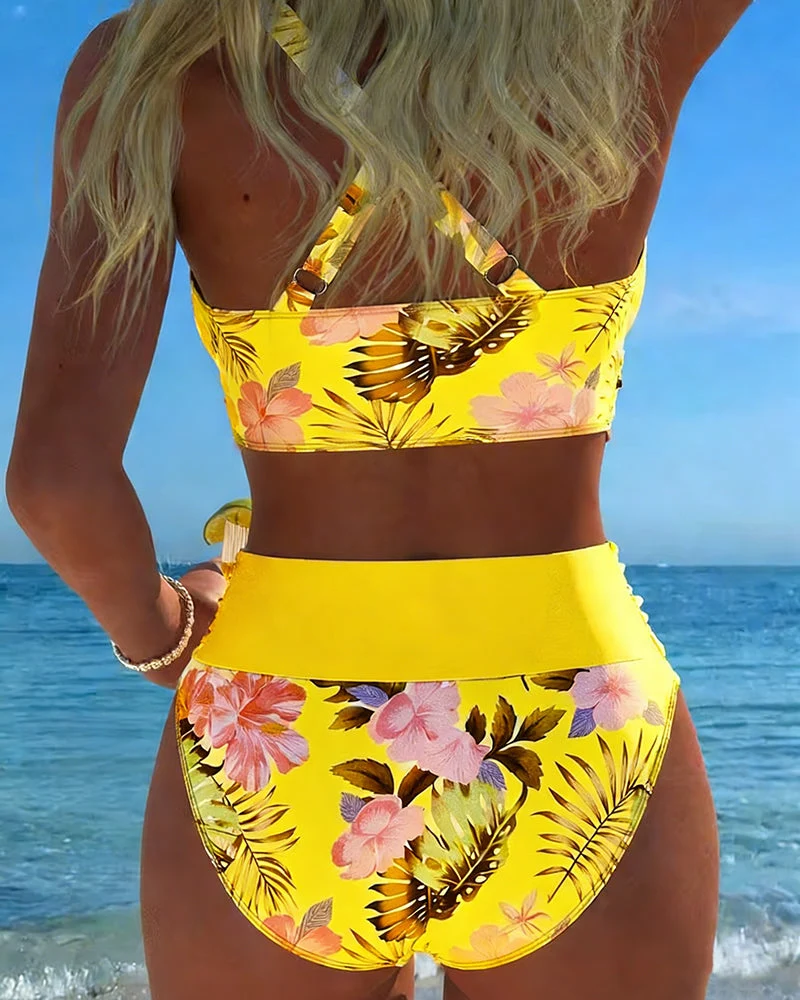 Bikini mit auffälligem Blumenmuster und seitlichem Schlitz