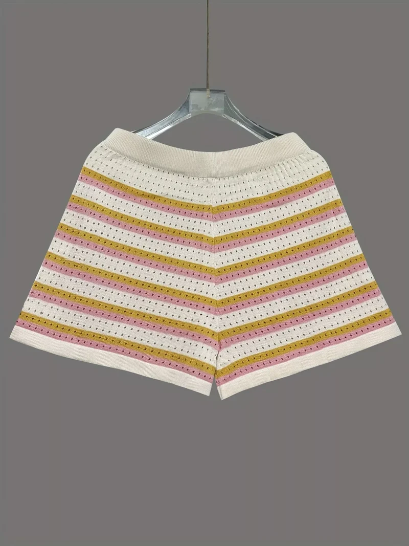 Durchbrochenes Oberteil mit Knöpfen und Shorts im Set