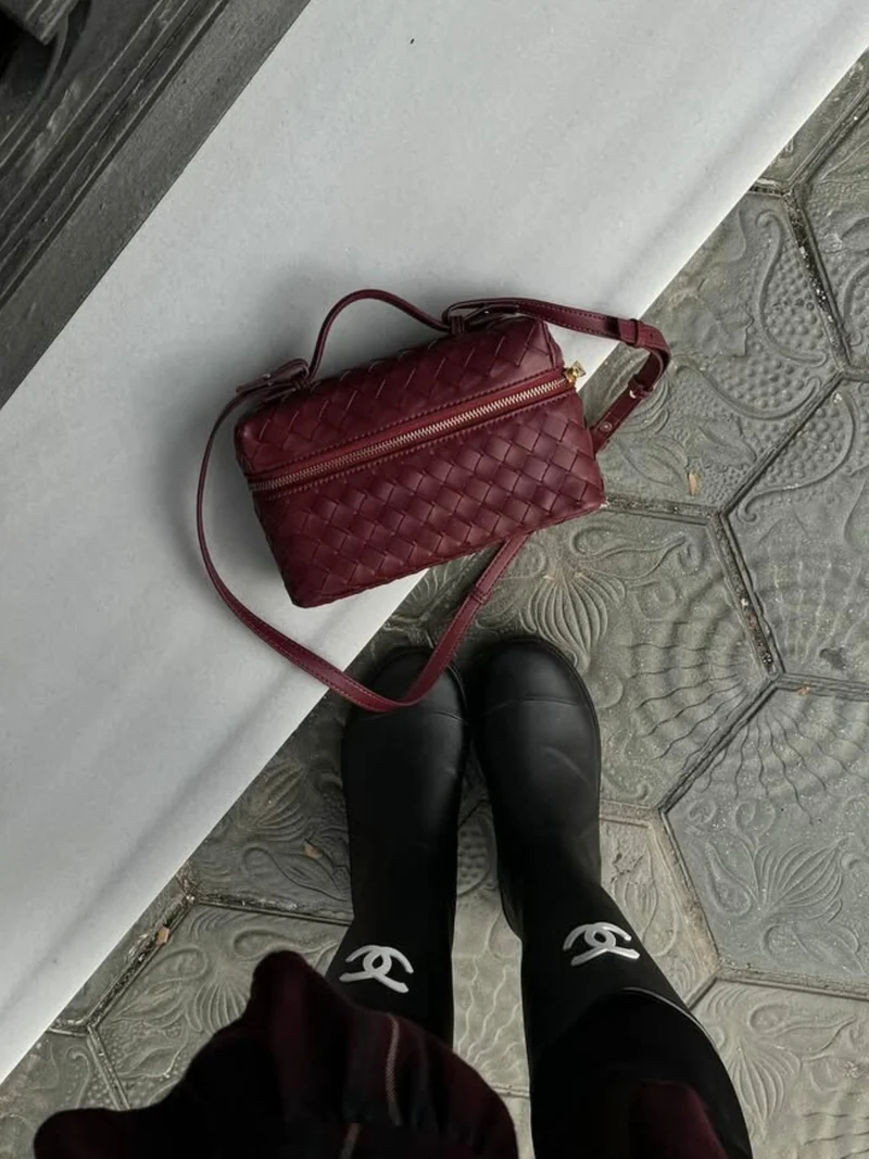 Julia | Strukturierte, glänzende Tasche aus gewebtem Material