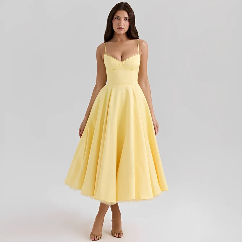 Zendaya - Elegantes Kleid mit doppelter Lage