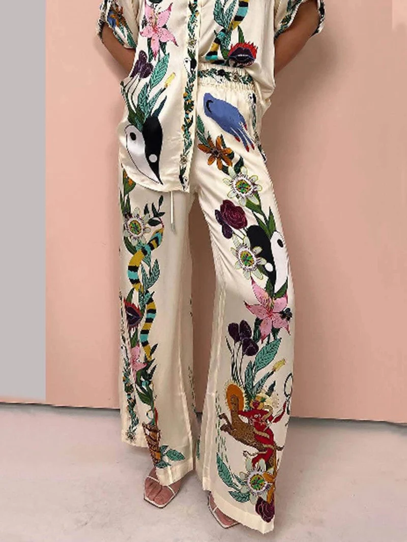 Nika | Resort Vibes Satin einzigartiges Druck-Shirt und Hosen-Set Fit